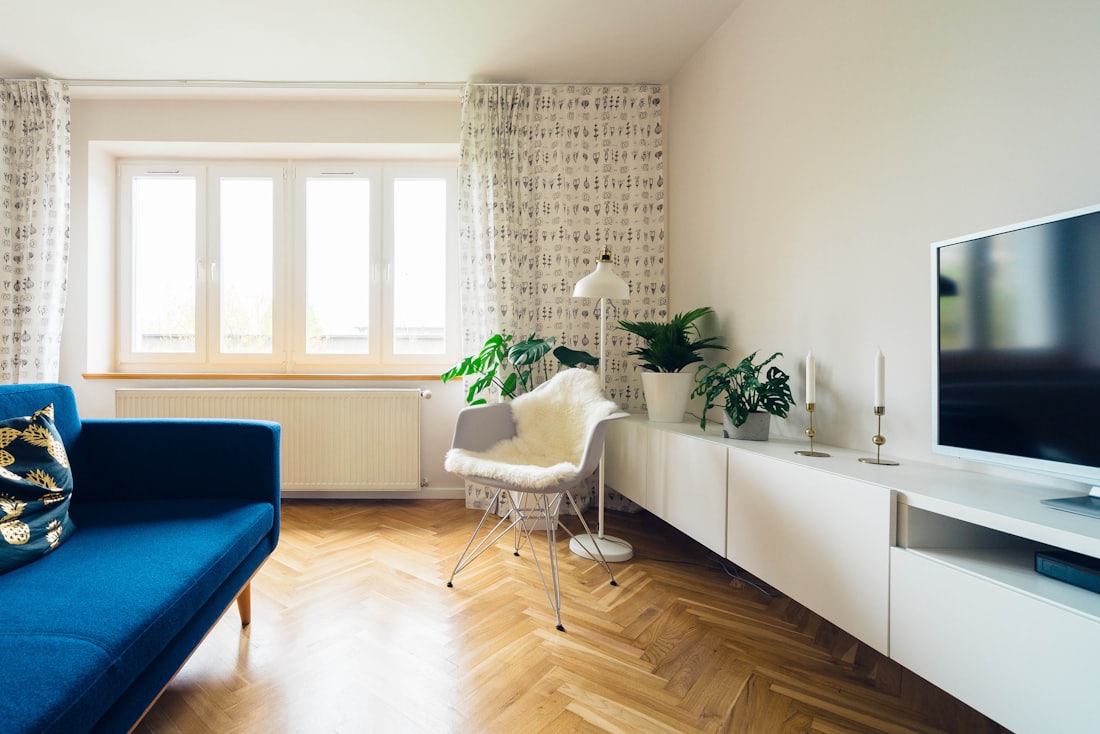 Saniertes Wohnzimmer mit Fischgrätparkett